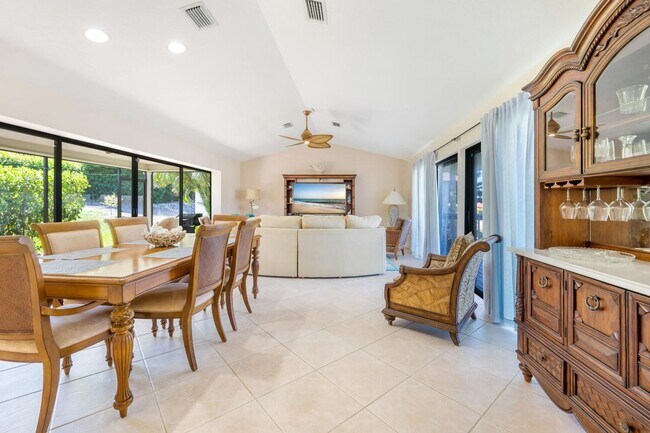 Foto del edificio - Hillside Home-3 bedrooms- 2 baths -2 car garage- Furnished-Available Now !