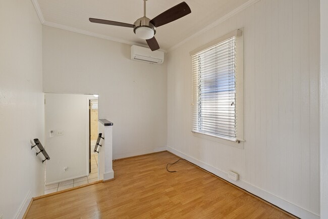 Building Photo - 3-bedroom, 2-bath single-family home with a covered porch and parking. Ideally located near Diamo...