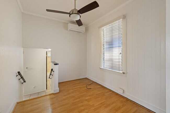Foto del edificio - 3-bedroom, 2-bath single-family home with a covered porch and parking. Ideally located near Diamo...