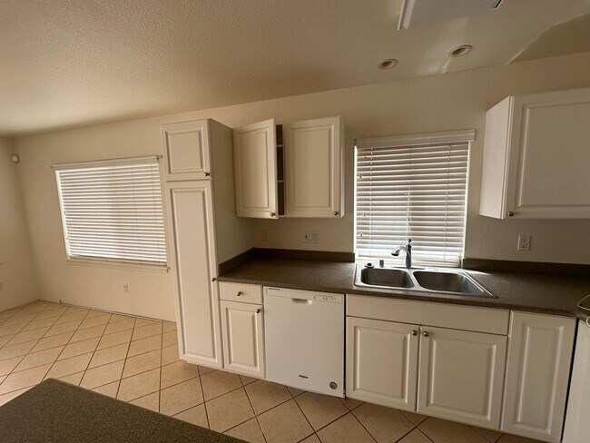 Foto del edificio - Beautiful 4 BD / 3 BA House in Ocean Pointe!