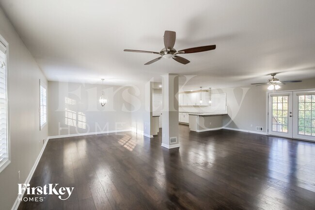 Building Photo - 61 Vanya Ln SE