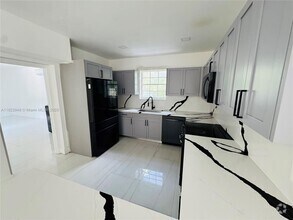 Building Photo - 516 Lavilla Dr