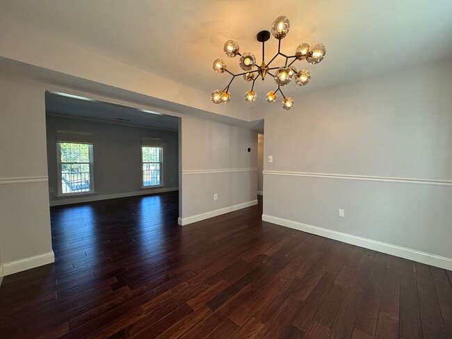 Building Photo - Stunning 4 Bed 2.5 Bath Single-Family Home...