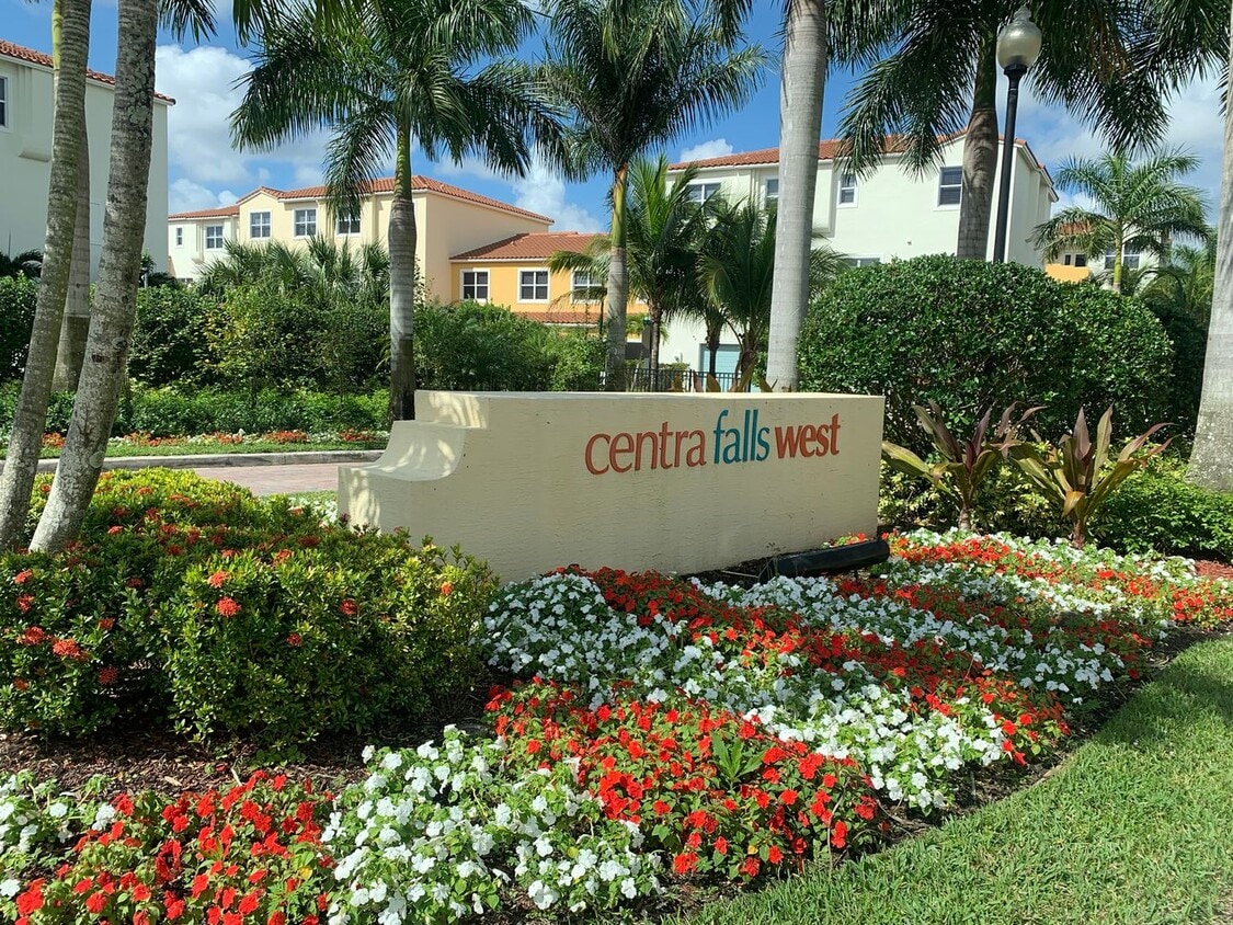 Beautiful 3 Bedroom Townhome in Centra Falls West - Beautiful 3 Bedroom Townhome in Centra Falls West