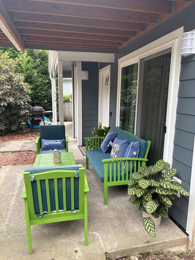 Foto principal - Downtown Renton ground floor gated condo f...