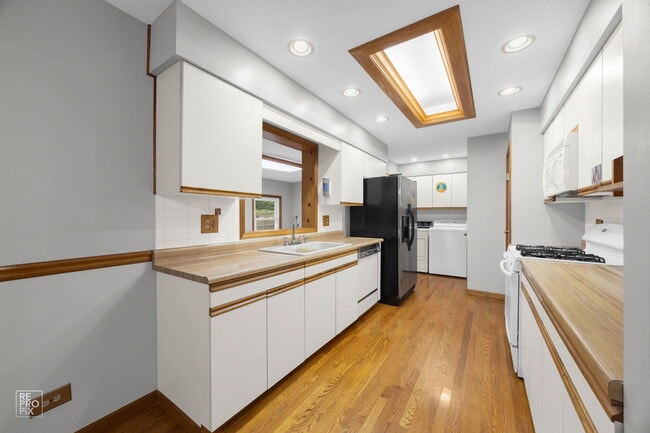 Building Photo - 769 Penrith Ave