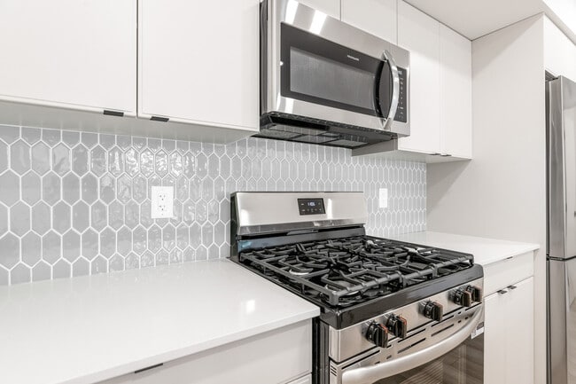 Photo du bâtiment - 12327-12107 107 St NW