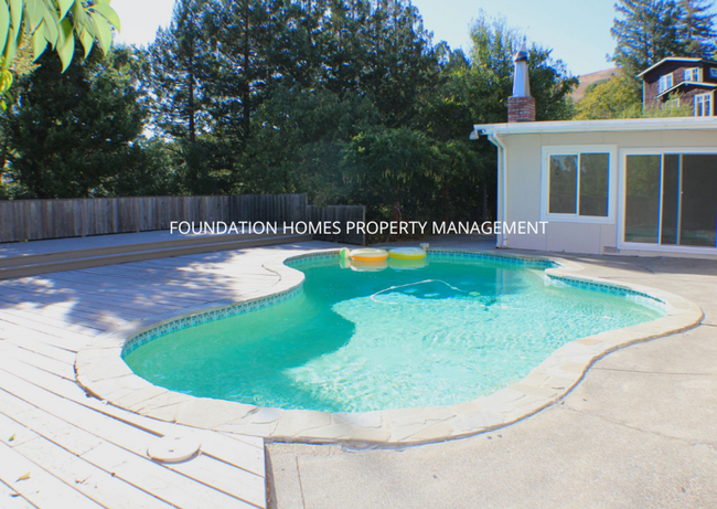 Building Photo - Dreamy Sleepy Hollow Single Story Mid-Cent...