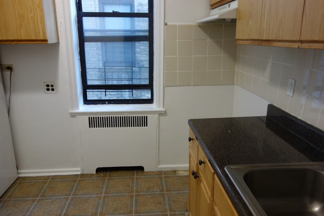 Building Photo - 325 E 203rd St