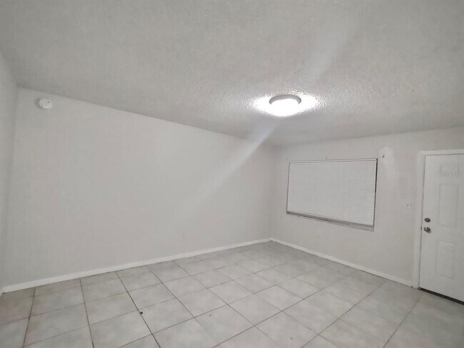 Building Photo - 1704 Birchwood Cir