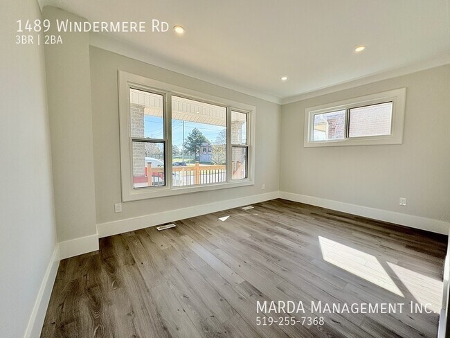 Photo du bâtiment - FULLY RENOVATED 3 BED+ DEN/2 BATH HOUSE + UTILITIES