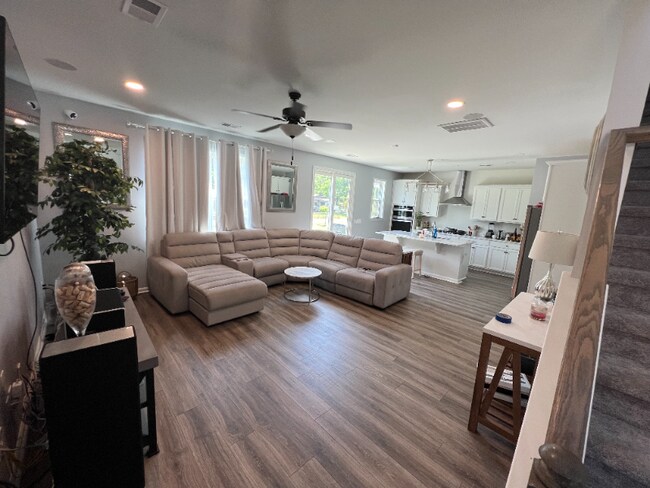 Foto del edificio - 119 McClellan Way