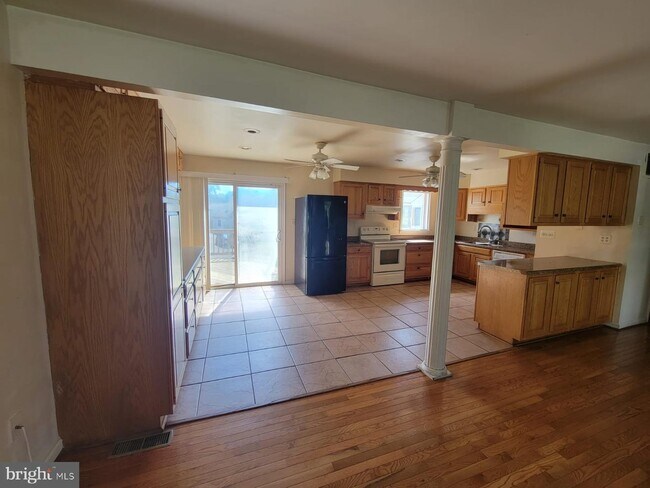 Building Photo - 9801 Lomond Dr