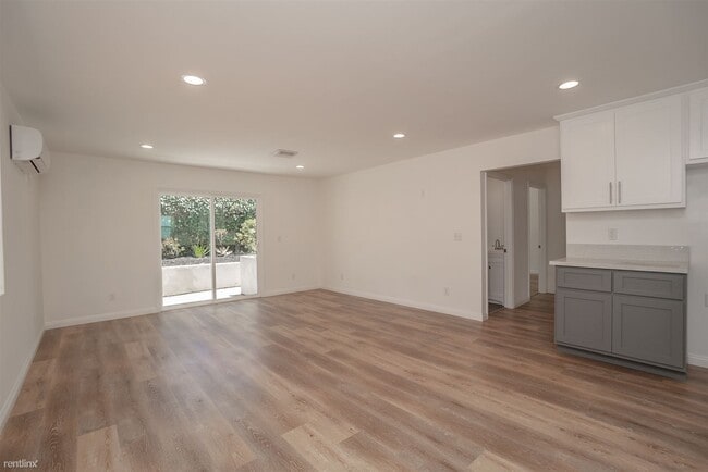 Building Photo - 2 br, 1 bath Duplex - 7408 La Salle Ave