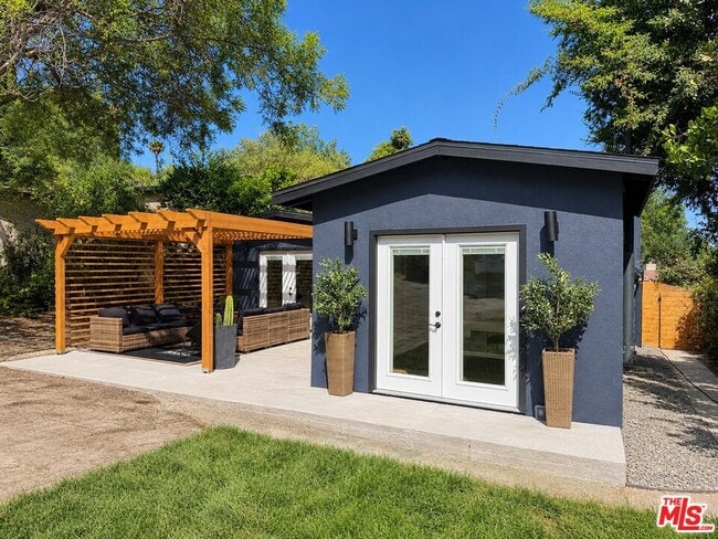 Building Photo - 885 Montecito Dr