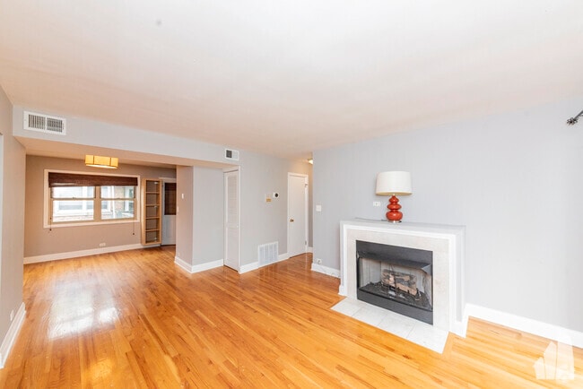 Building Photo - 7527 N Damen Ave
