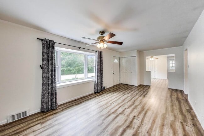 Building Photo - 252 S Plum Grove Rd