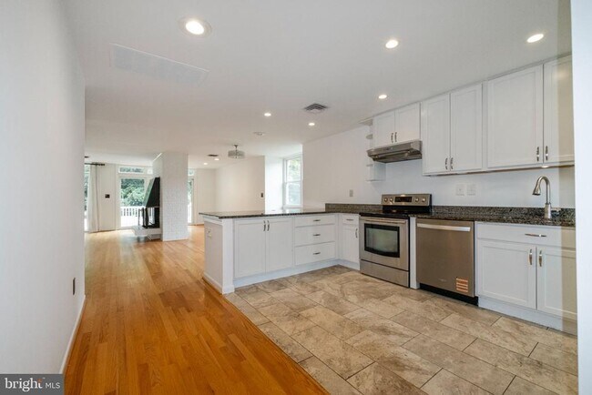 Foto del edificio - 102 Greenmeadow Dr