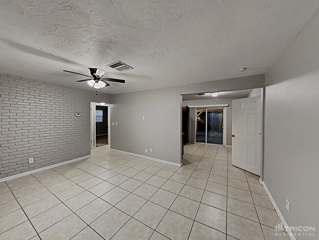 Building Photo - 2258 Lake Dr