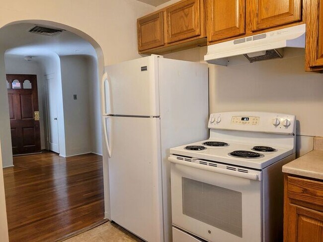 Building Photo - Quaint 2 bedroom, 1 bath brick duplex unit