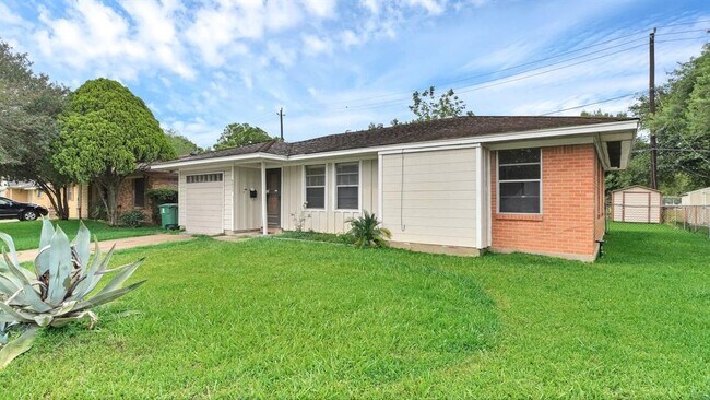 Building Photo - 9953 Mango St