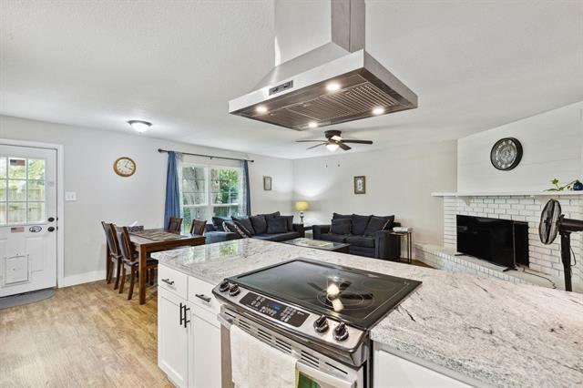Foto del edificio - 5620 Maple Ln