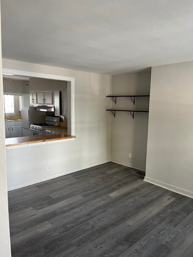 Sala de estar - 30 Yoder St