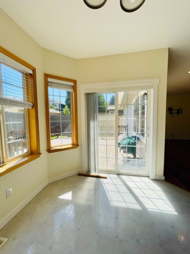 Building Photo - Charming 4 bedroom single level home w/A/C...