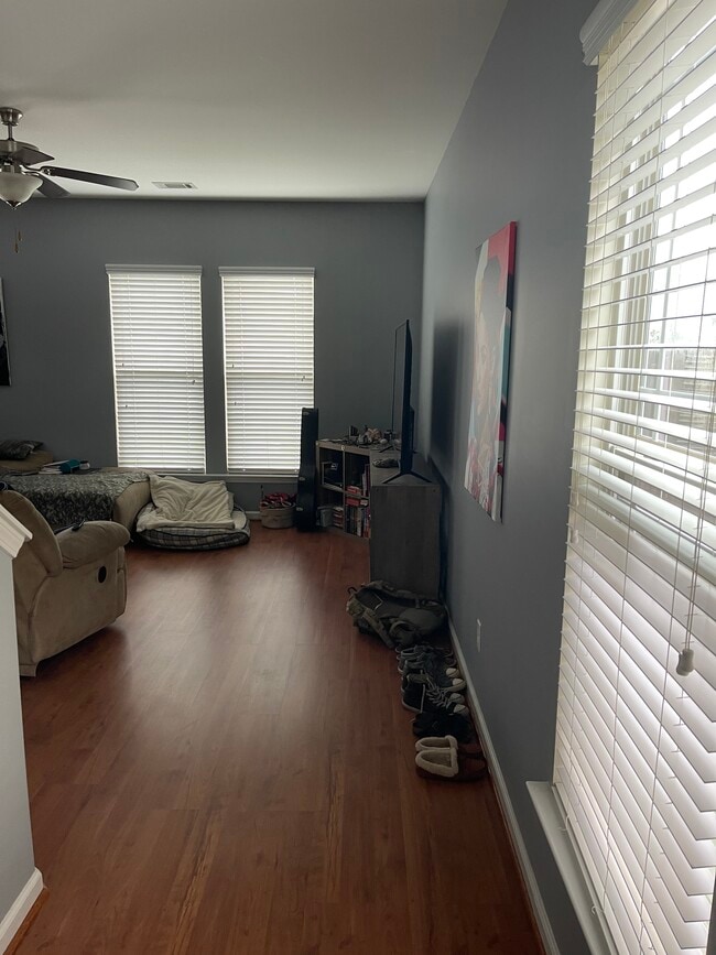 Walk into the Living room - 194 Chapel Lk S