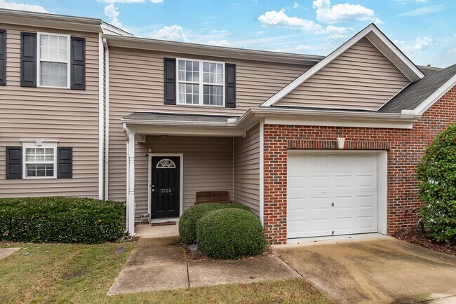 Foto del edificio - Lovely 3BR Townhome with Hardwood Floors a...