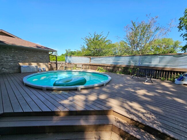 Foto del edificio - 2517 Clara Kee Blvd