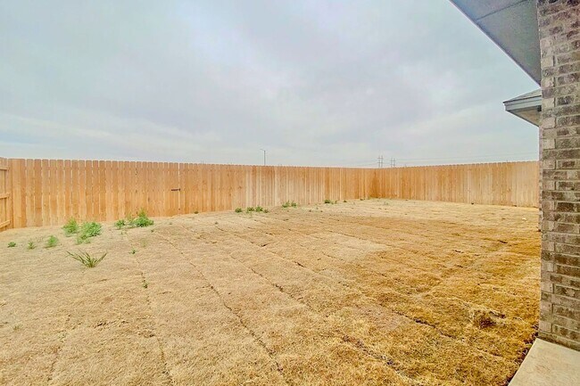 Building Photo - Rare 4 Bedroom With Washer & Dryer
