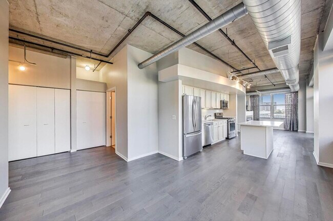 Building Photo - 933 W Van Buren St