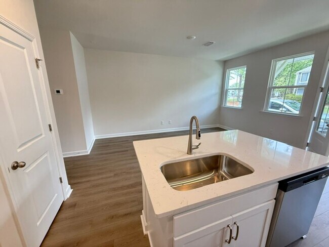 Building Photo - 3 Bedroom 2.5 Bathroom Townhouse in Windward Village - Summerville