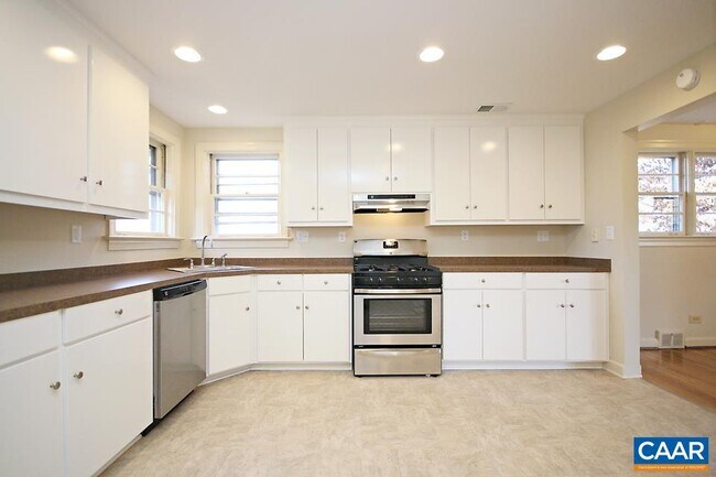 Foto del edificio - 1401 Forest Ridge Rd