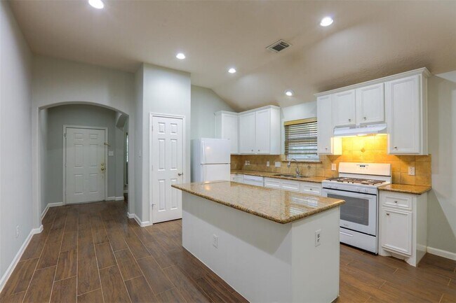 Building Photo - 22543 Sweetglen Ct