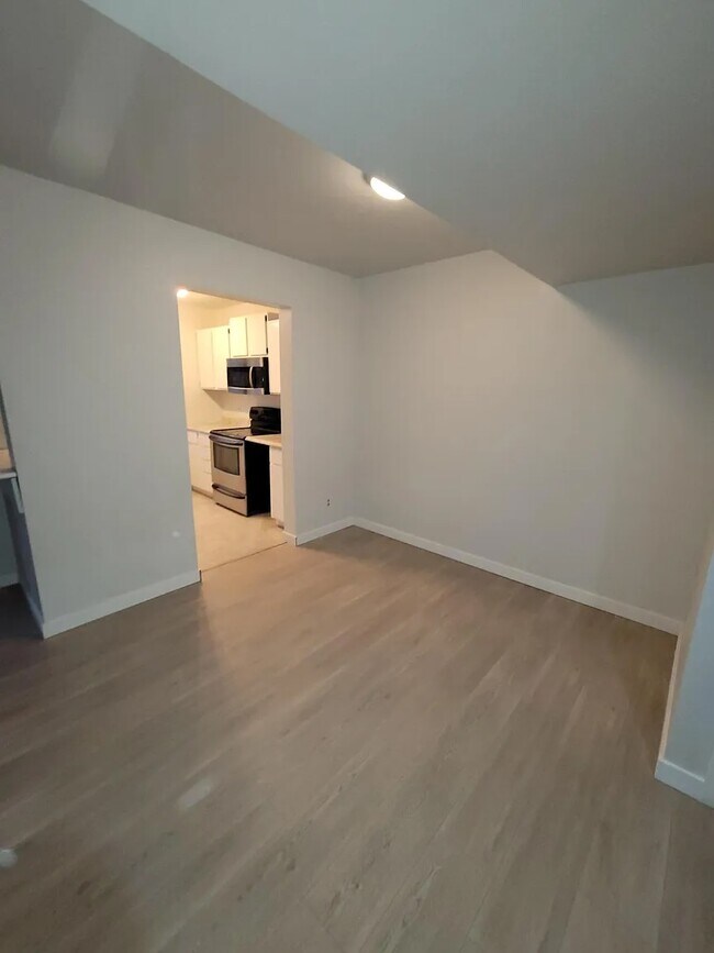 Foto del edificio - 2127 Melrose Dr