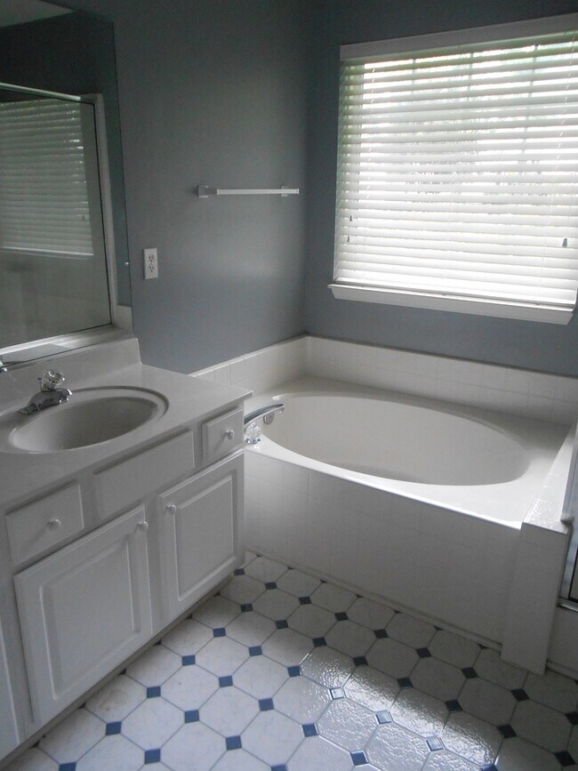 Foto del edificio - 3404 Crimson Wood Dr