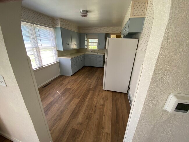 Dining & kitchen - 2920 E Ave
