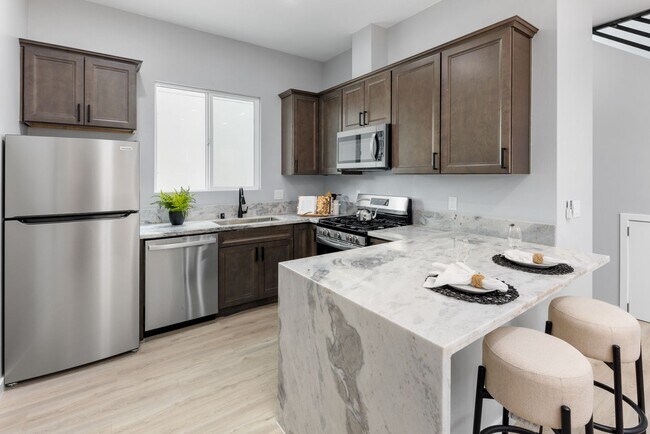 Foto del edificio - Brand-New Luxury 2-Bedroom 2-Bathroom Home