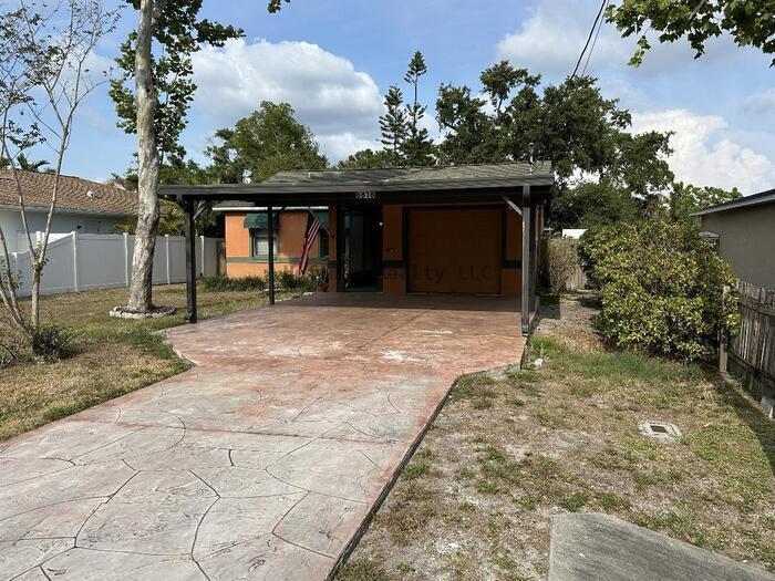 Foto principal - Updated 3-Bedroom Pool Home in Prime South...