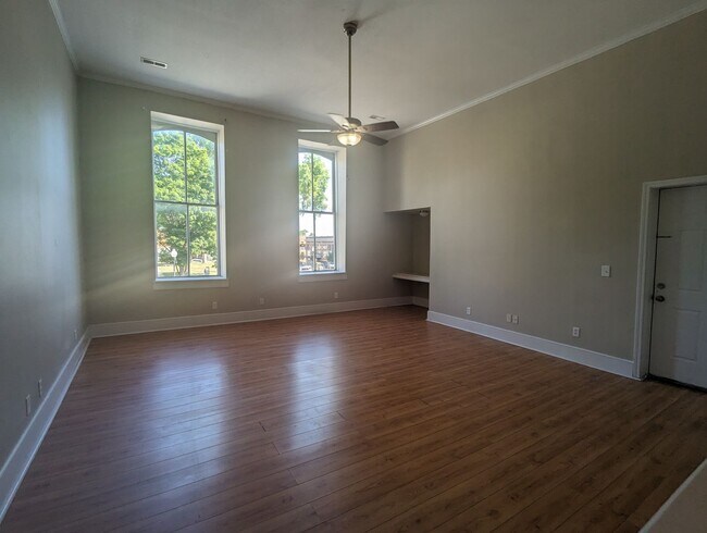 Building Photo - Huge Two+ Bedroom/Two Full Bath Apartment ...