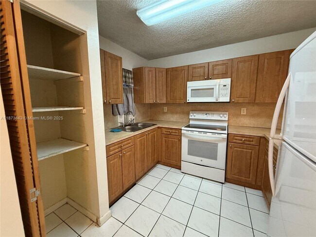 Foto del edificio - 2690 W 76th St