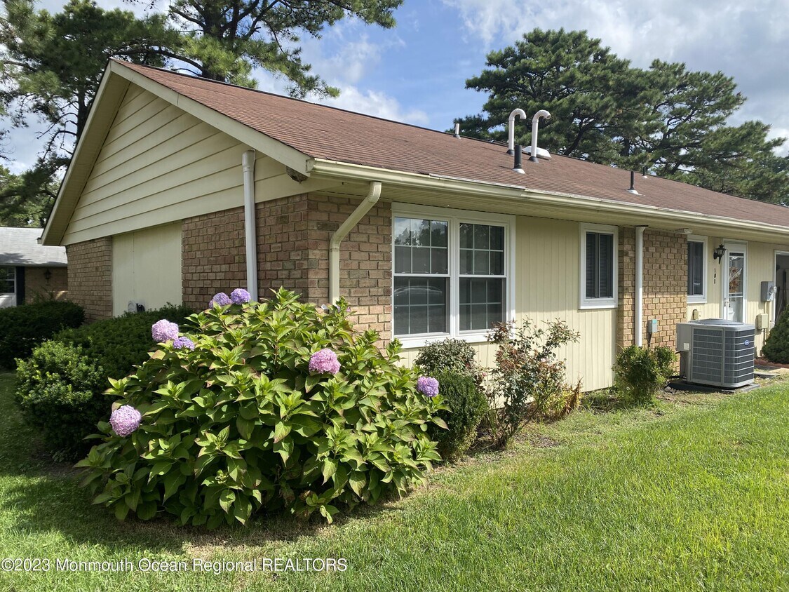 Primary Photo - 18 Gramercy Ln