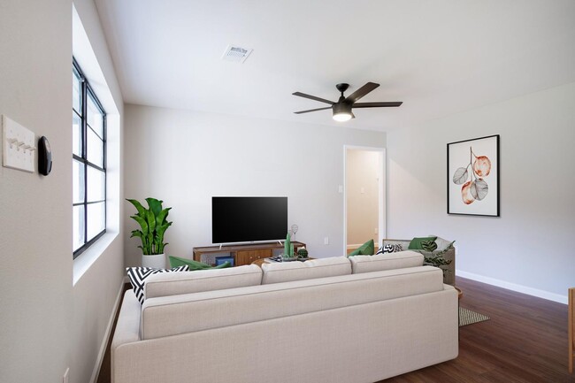 Foto del edificio - Sleekly updated Richardson home with shady backyard & patio