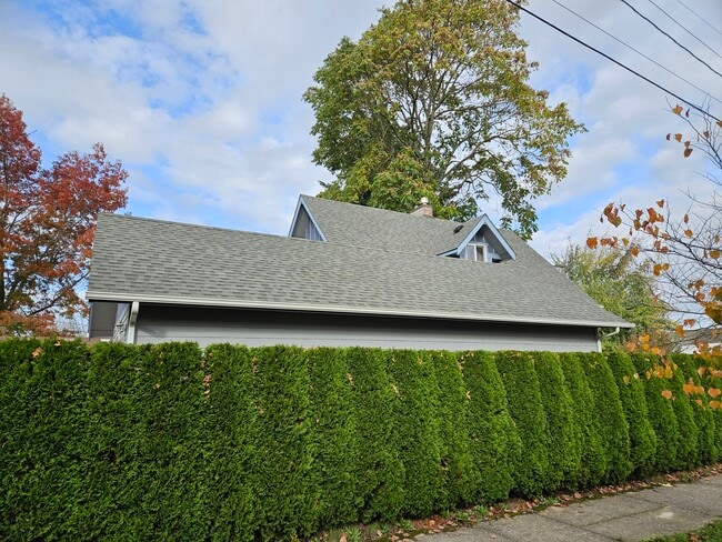 Building Photo - 2000 Simpson Ave