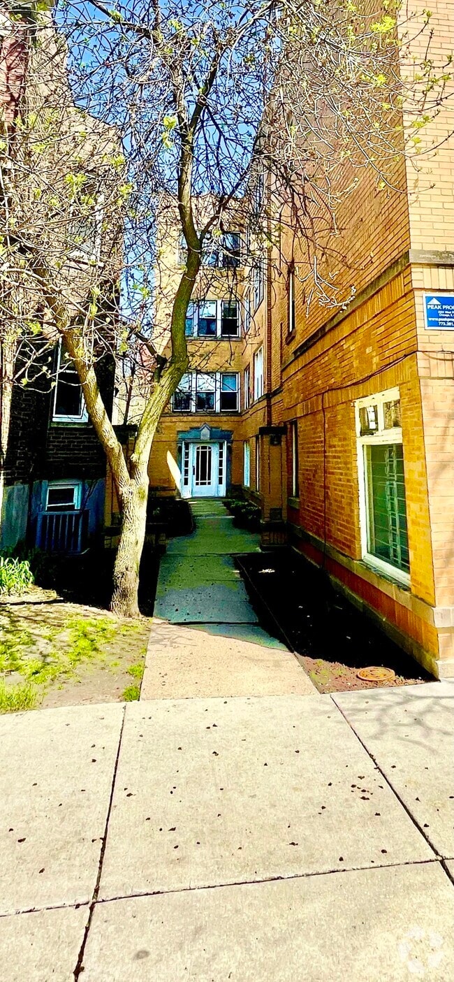 Building Photo - 3917 N Southport Ave