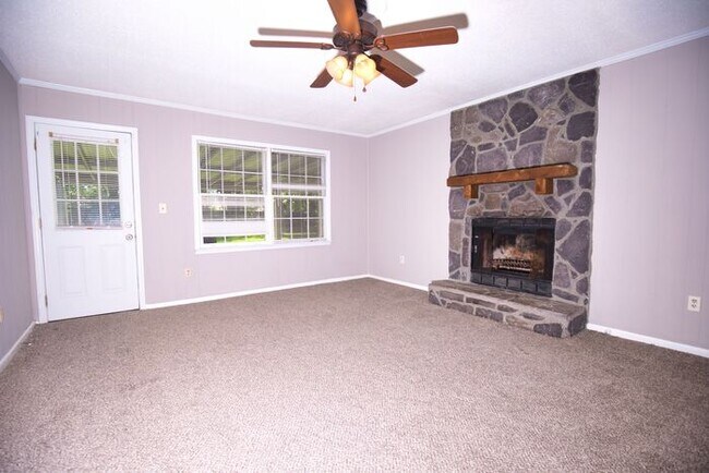 Building Photo - Spacious 4 Bedroom Home