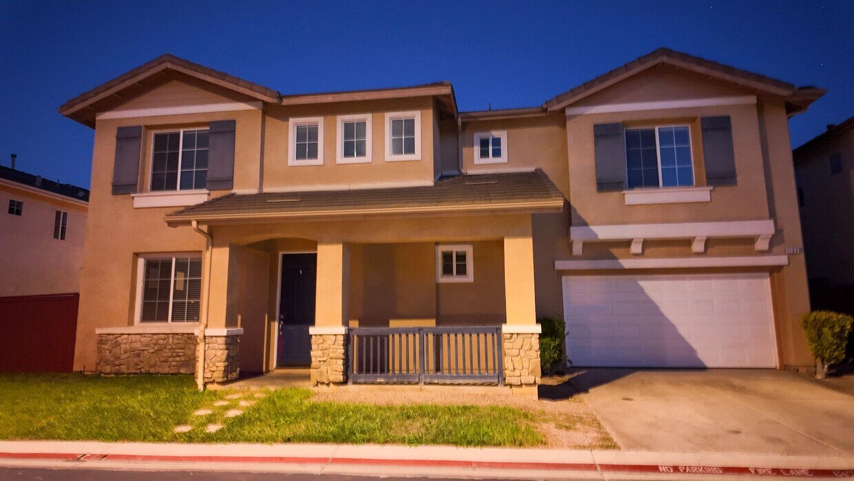 Primary Photo - Beautiful 4-Bedrooms Home - Across from La...