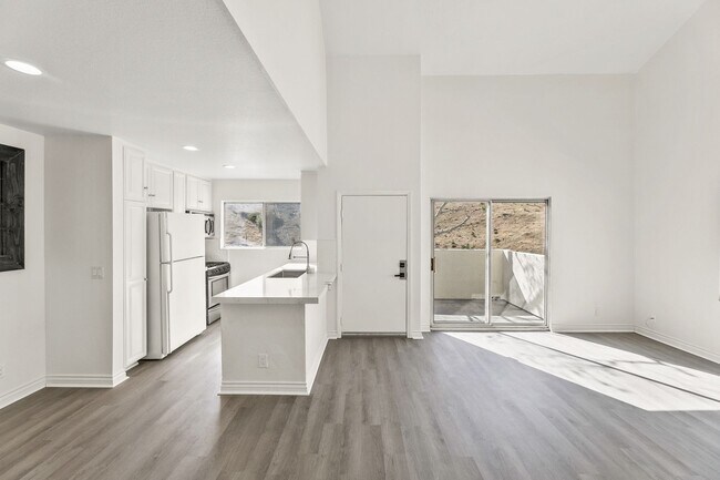 Foto del edificio - Two Bedroom Upper Unit with High Ceilings ...